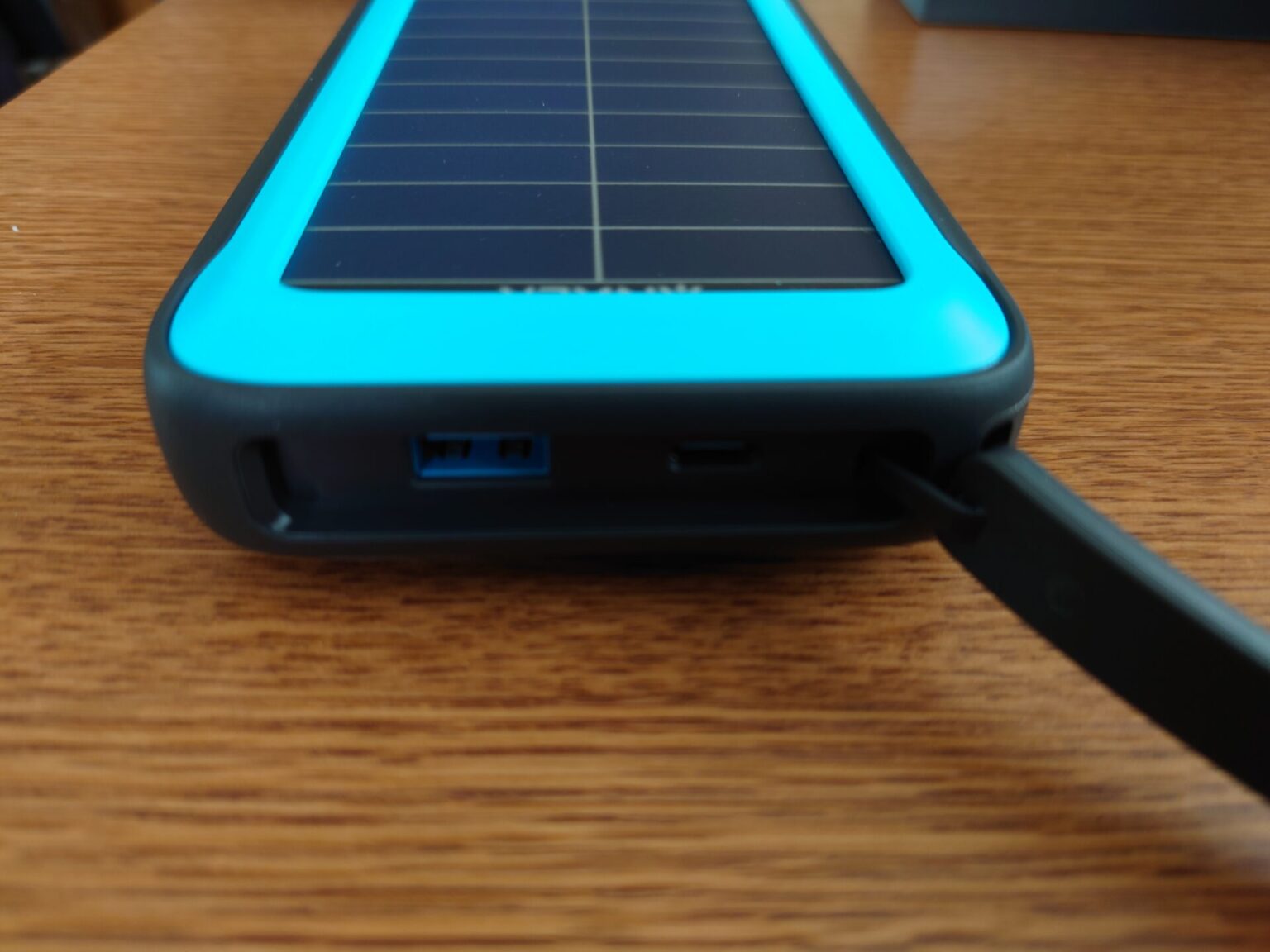 太陽光充電が可能で安全性にも優れるモバイルバッテリー Anker PowerCore Solar 20000 レビュー 繊細ガジェットレビュー