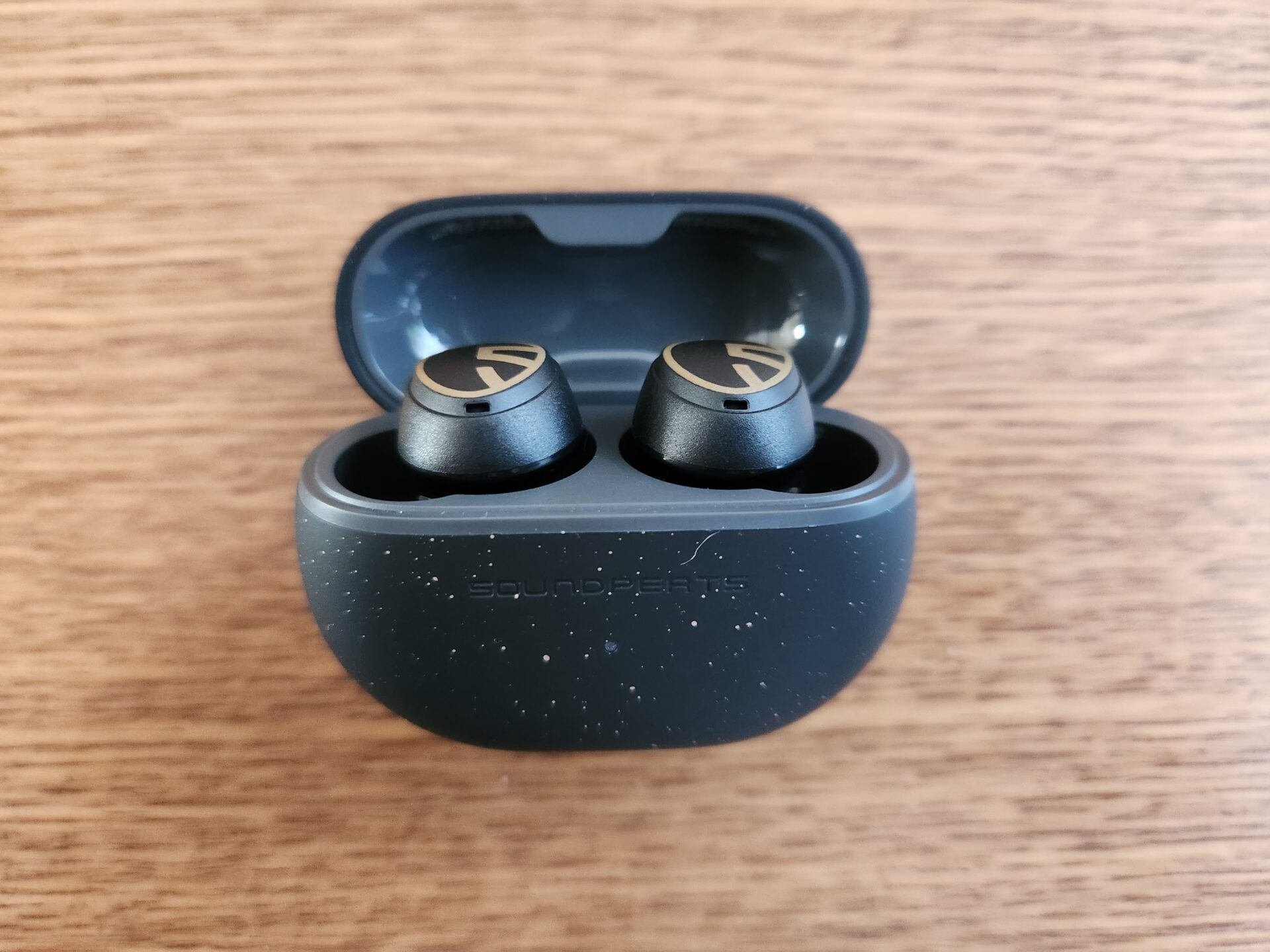 soundpeats-mini-pro-hs-charging-case-opened