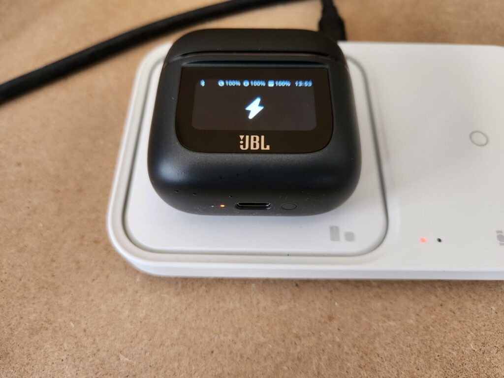 jbl-tour-pro-2-wireless-charging