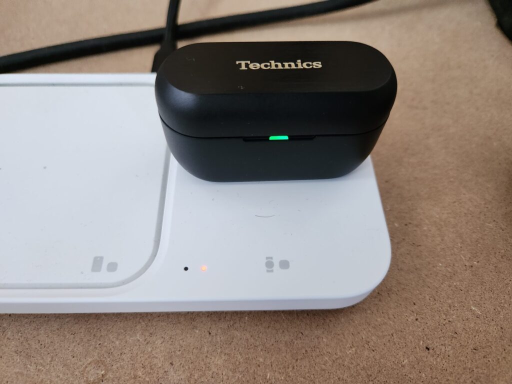 technics-eah-az80-wireless-charging