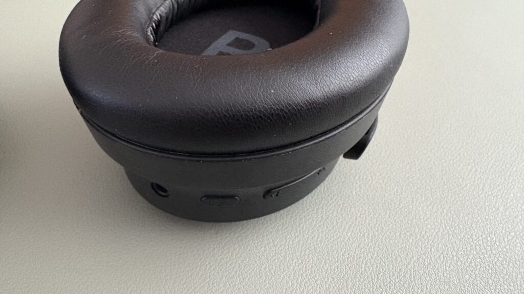 earfun-tune-pro-earcup-r-button
