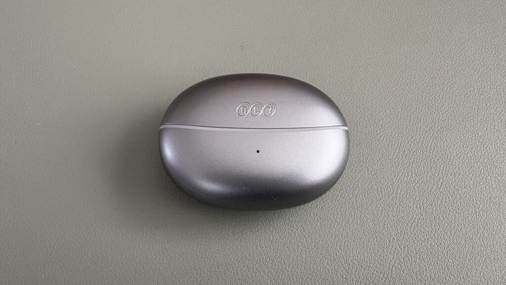qcy-crossky-c30s-charging-case-front