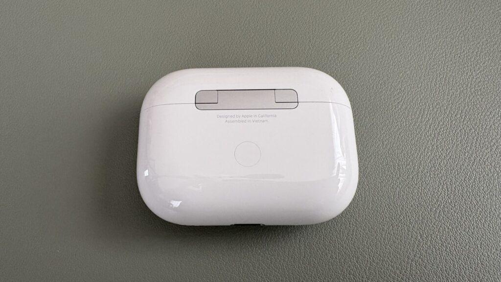 airpods-pro-2-charing-case-button
