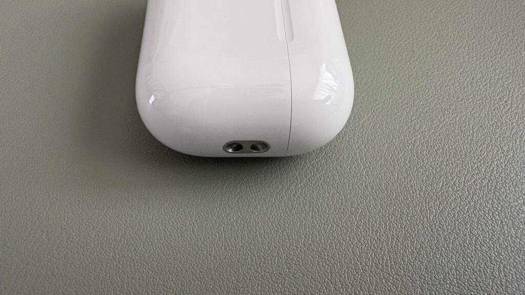 airpods-pro-2-charging-case-right-side