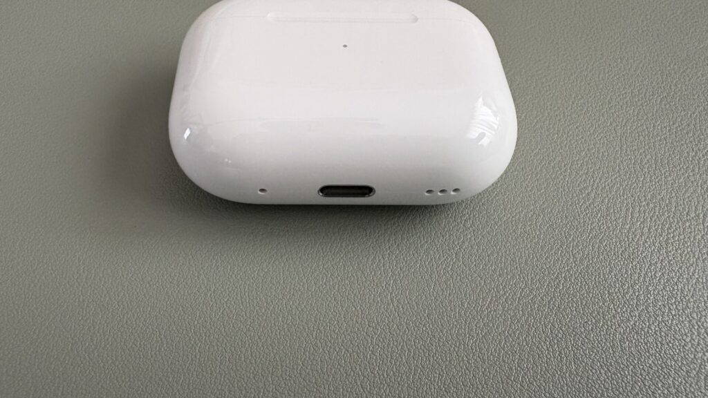 airpods-pro-2-charging-case-bottom