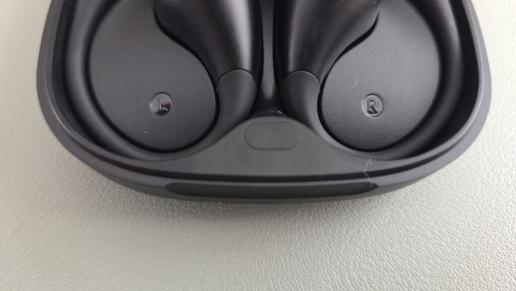 earfun-openjump-charging-case-button