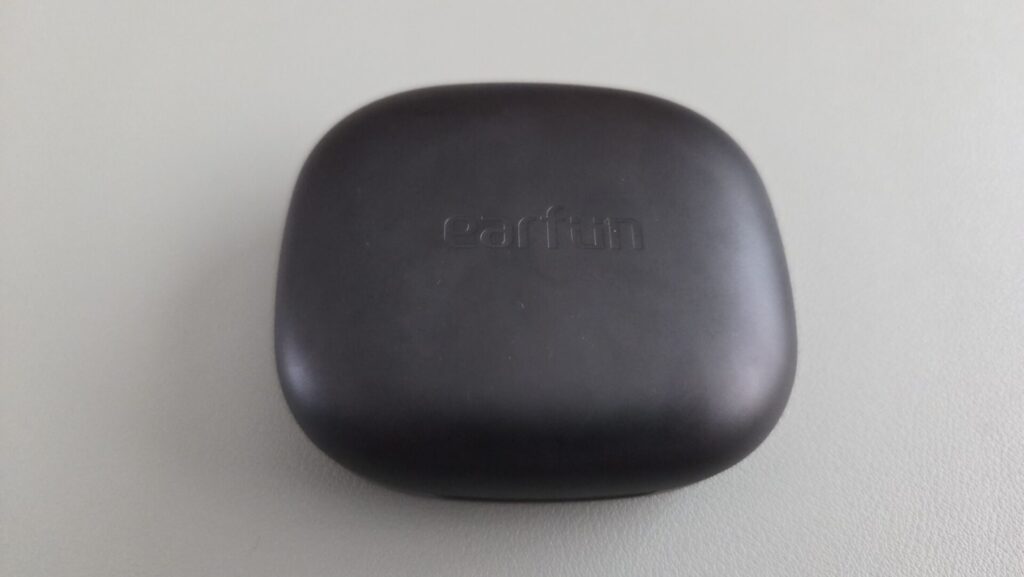 earfun-openjump-charging-case-top