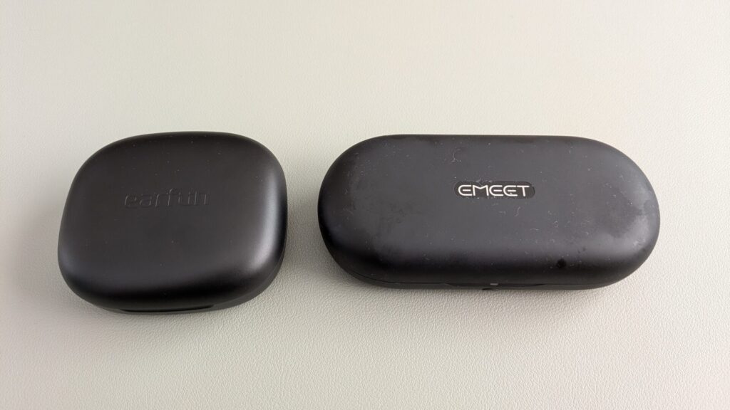 earfun-openjump-vs-emeet-airflow-charging-case