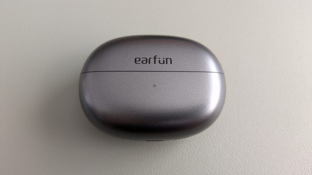 earfun-clip-charging-case-front-1