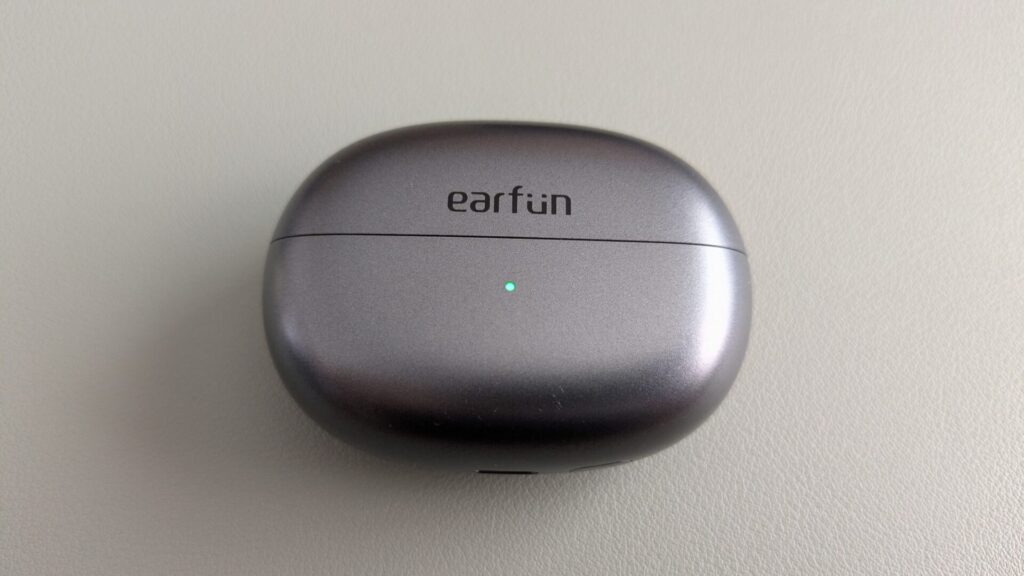 earfun-clip-charging-case-front-2