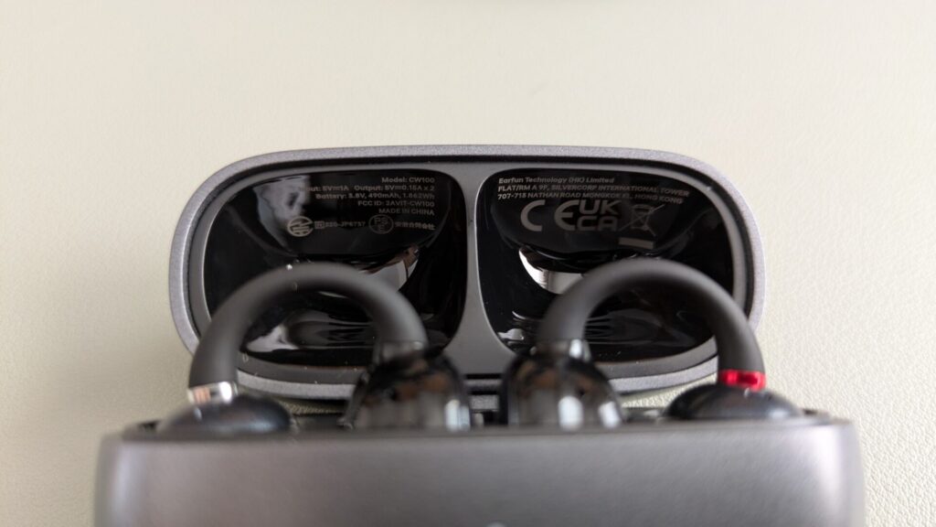 earfun-clip-charging-case-inside