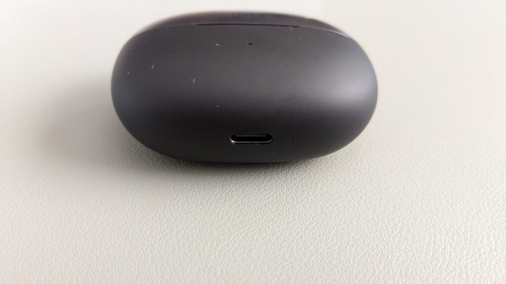 shokz-opendots-one-charging-case-bottom