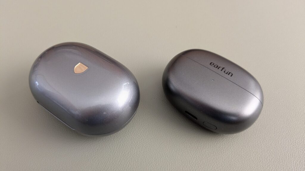 soundpeats-clip1-vs-earfun-clip-charging-case
