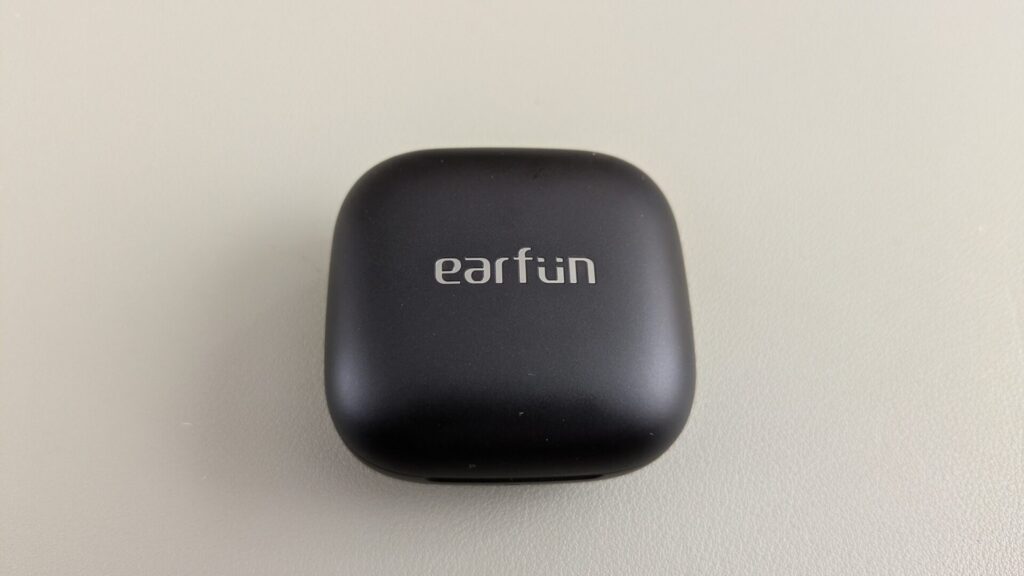 earfun-air-pro-4i-charging-case-top