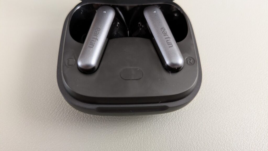 earfun-air-pro-4i-charging-case-button