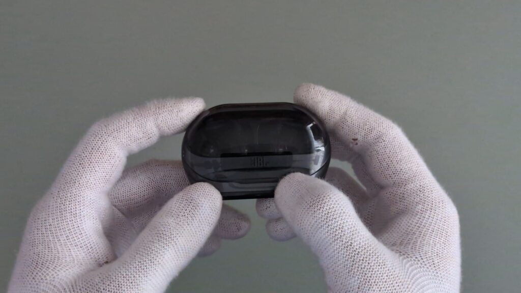jbl-soundgear-clips-charging-case