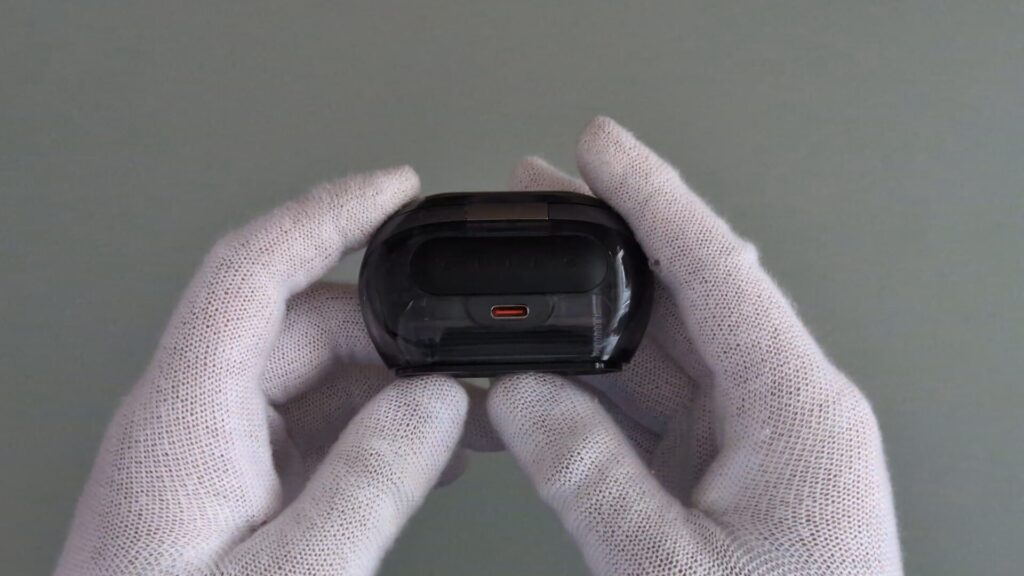 jbl-soundgear-clips-charging-case-back
