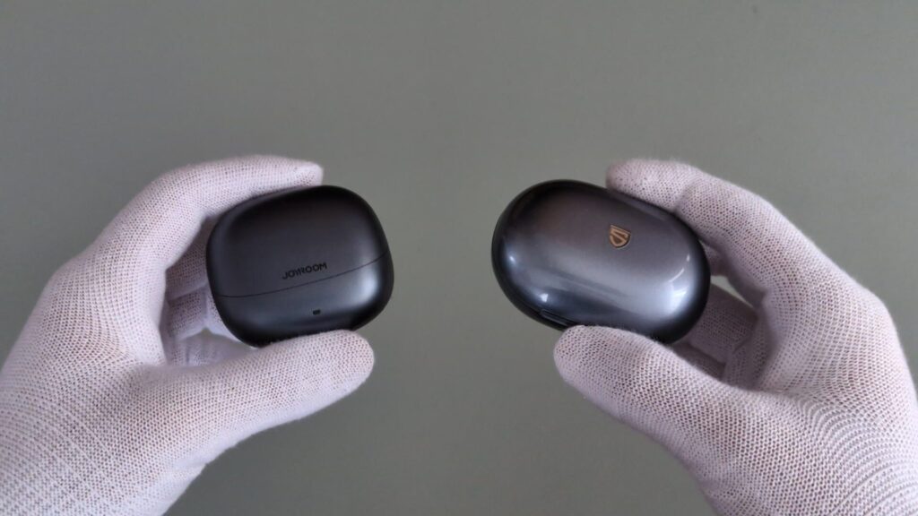 joyroom-oe3-vs-soundpeats-clip1-charging-case