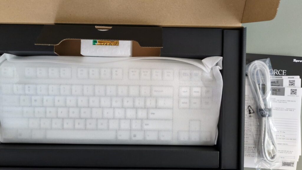 topre-realforce-r4-unboxed