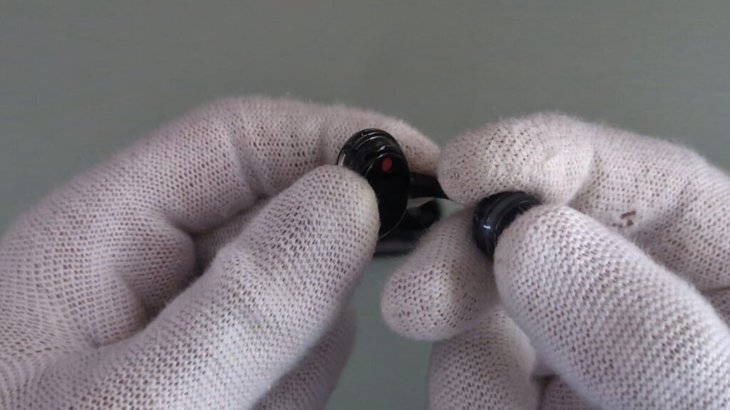 jbl-soundgear-clips-right