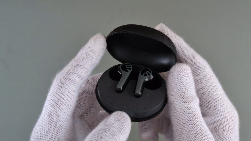 soundpeats-c30-charging-case-opened