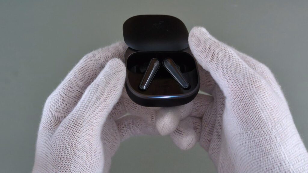 anker-soundcore-liberty-5-charging-case-button