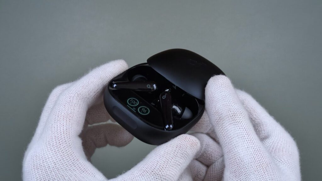 anker-soundcore-liberty-4-pro-charging-case-opened