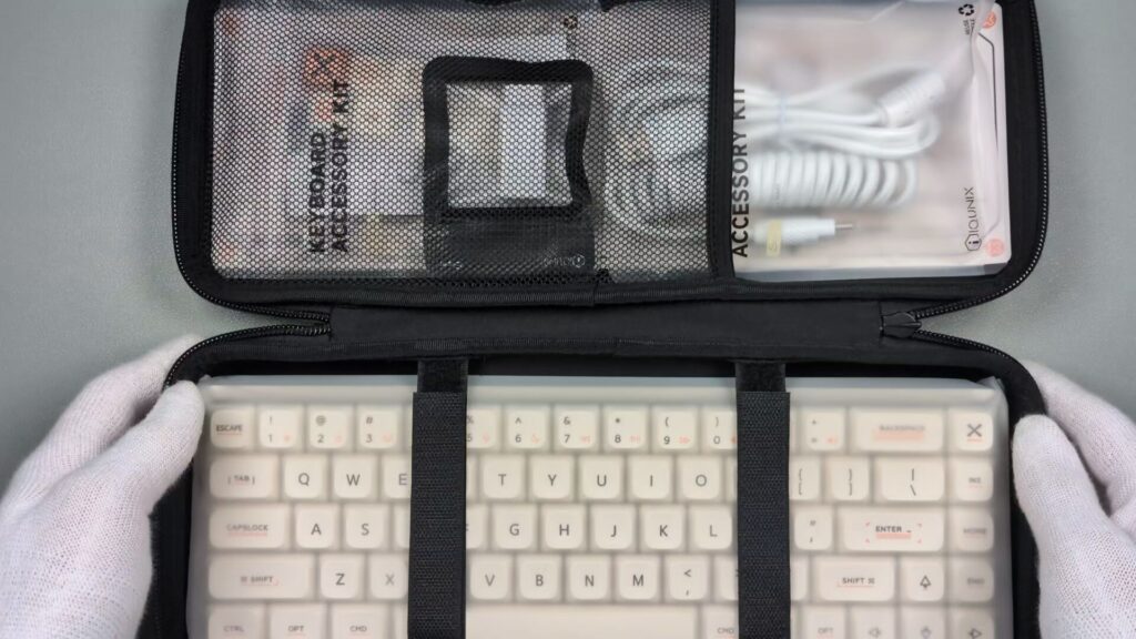 iqunix-magi65-carrying-case-opened-1