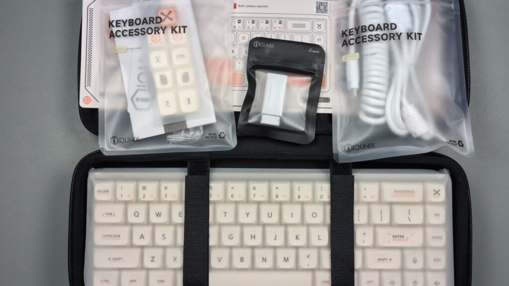 iqunix-magi65-carrying-case-opened-2