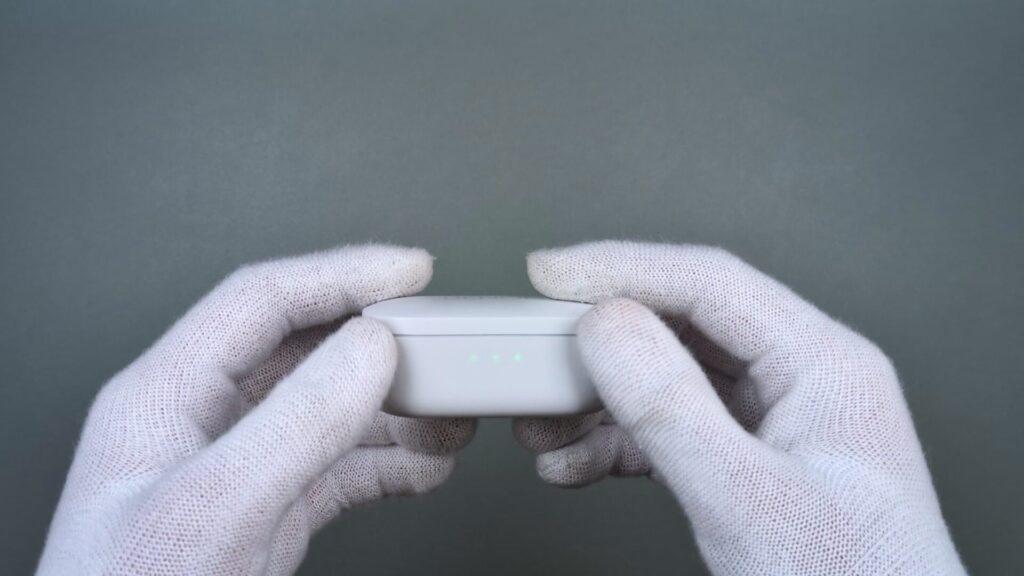 denon-perl-pro-charging-case-led-indicator