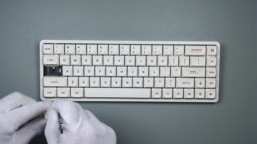 iqunix-magi65-gold-plate