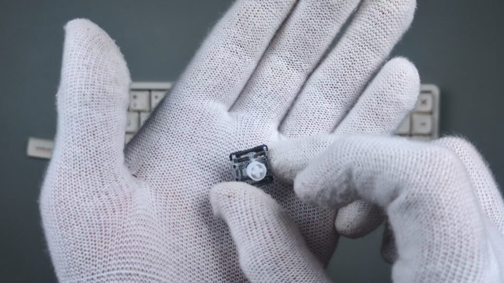 iqunix-magi65-gold-red-switch