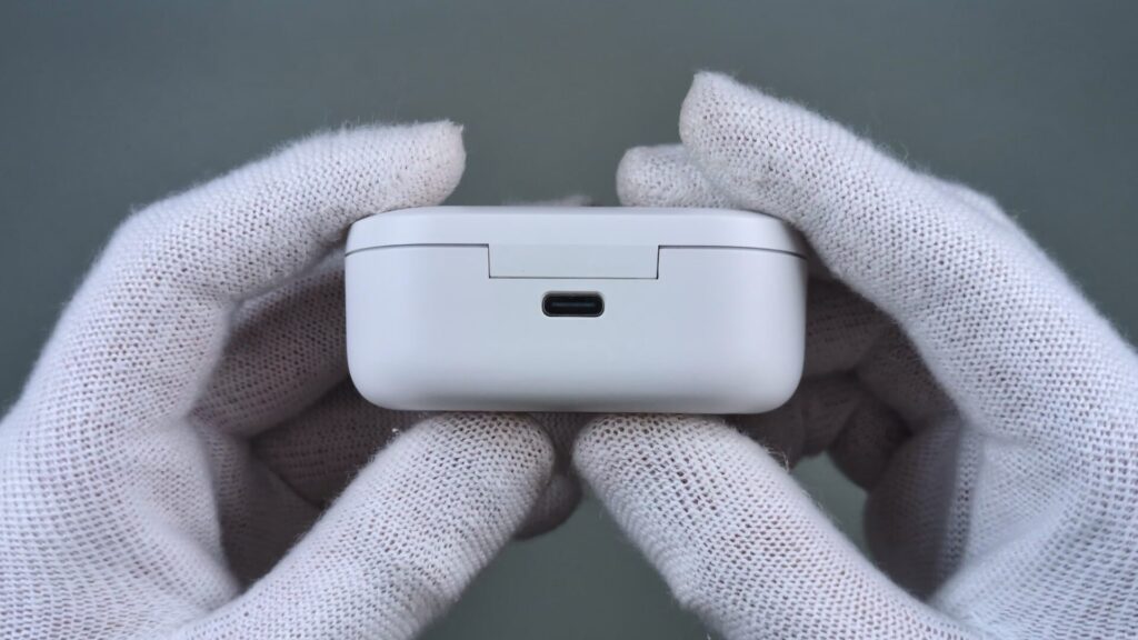 denon-perl-pro-charging-case-usb-c-port