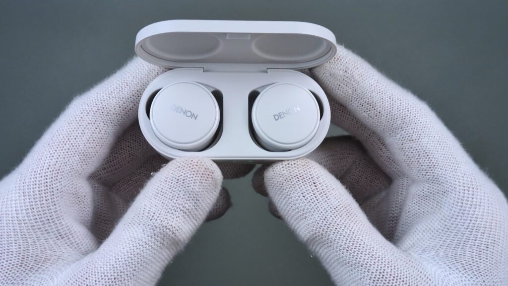 denon-perl-pro-charging-case-opened