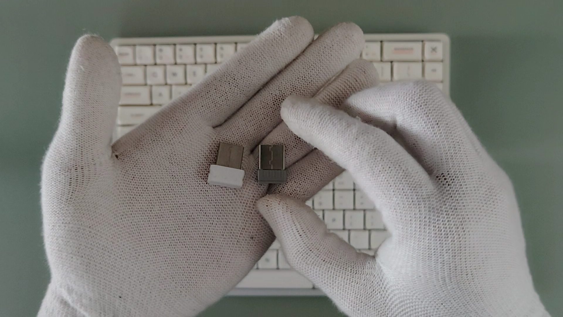 iqunix-magi65-vs-nuphy-air75-v3-usb-dongle