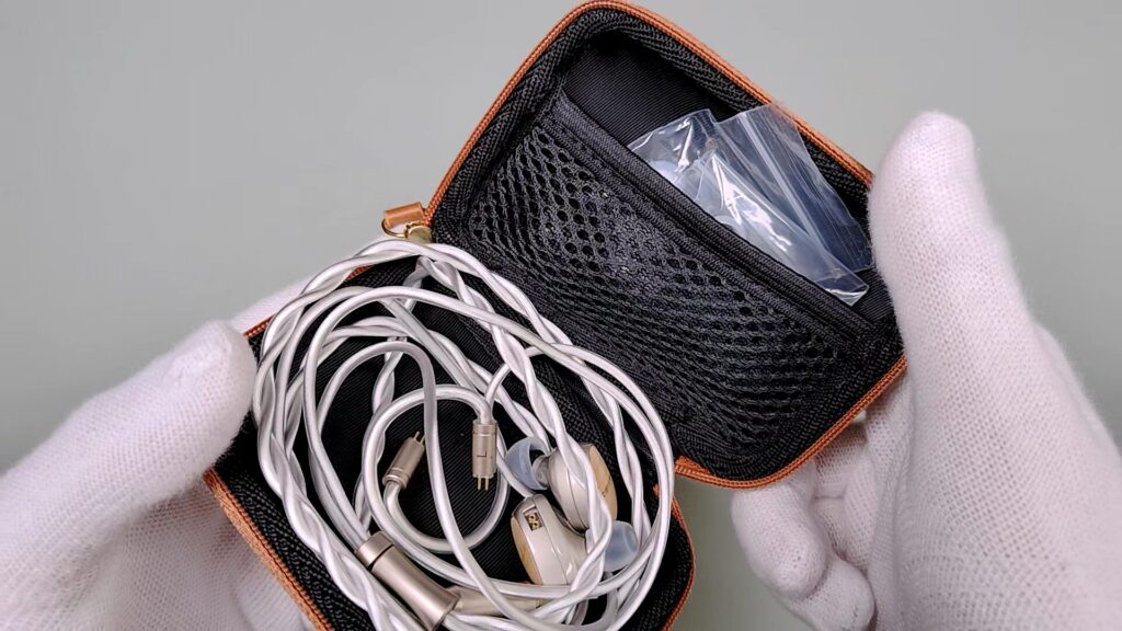 sivga-que-carrying-pouch-opened