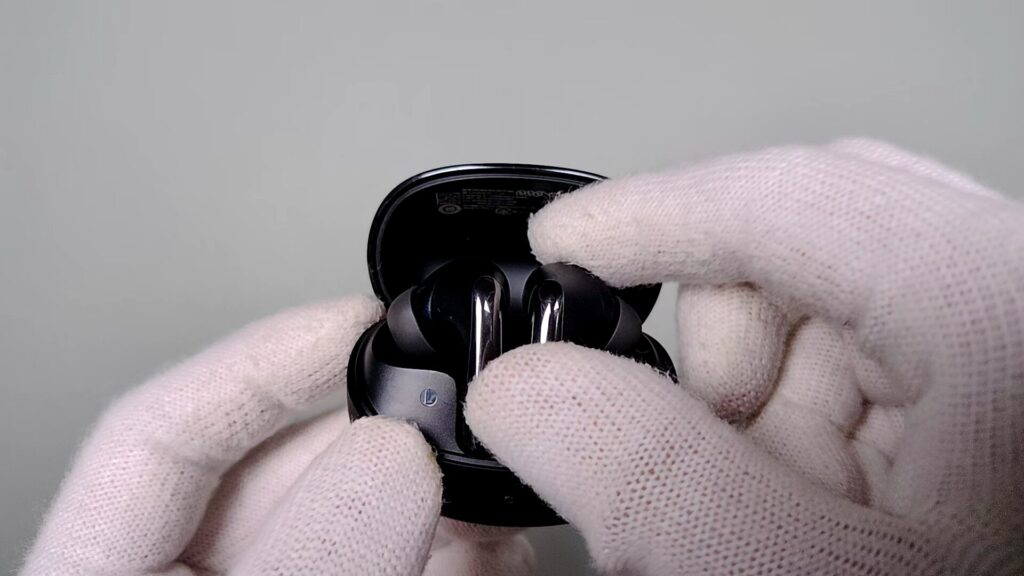 qcy-melobuds-n60-removing-earphones