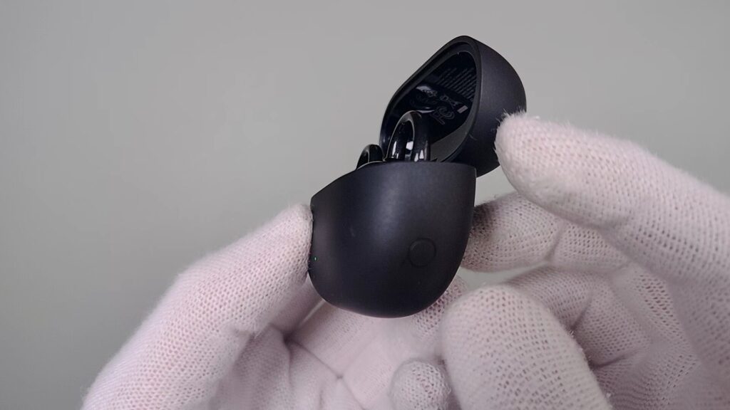 soundpeats-uu2-ear-cuff-earphones-charging-case-button