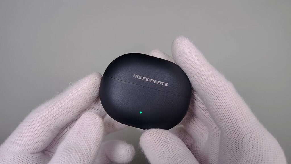 soundpeats-uu2-ear-cuff-earphones-charging-case-front