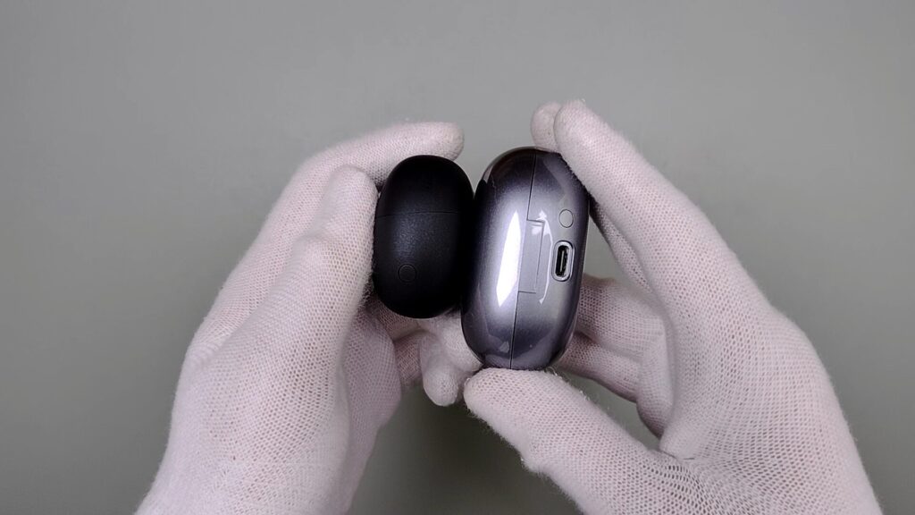 soundpeats-uu2-ear-cuff-earphones-vs-clip1-charging-case-button