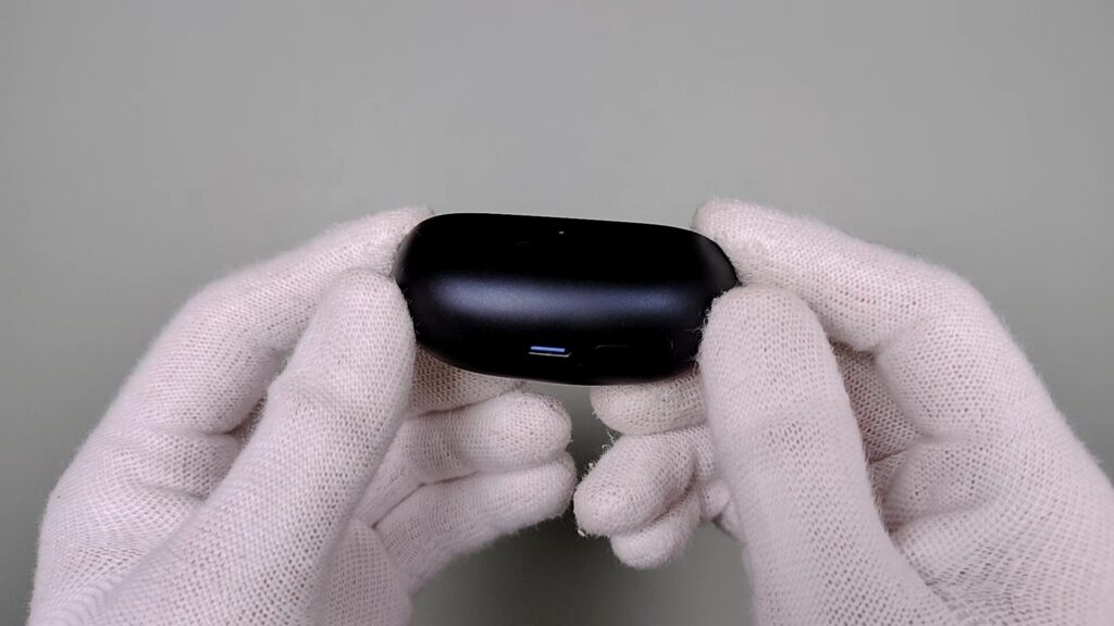 earfun-clip-2-charging-case-button