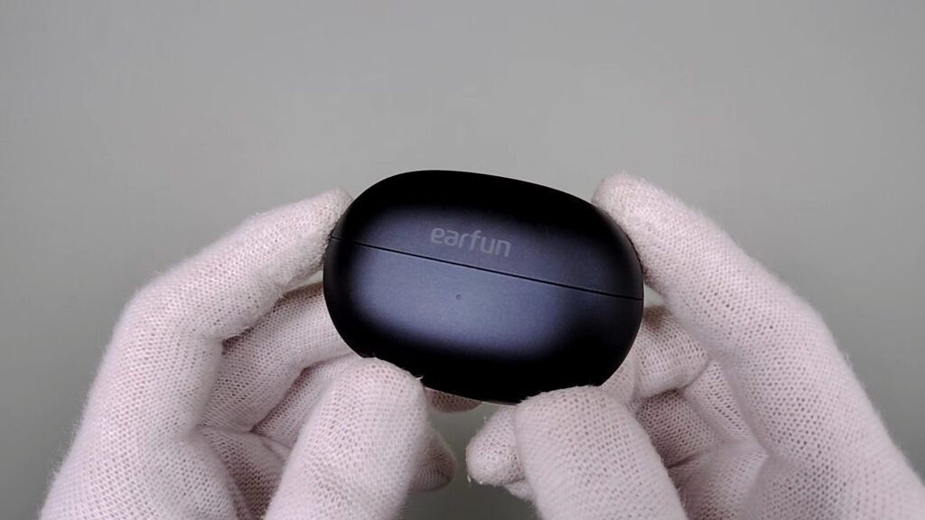 earfun-clip-2-charging-case-front