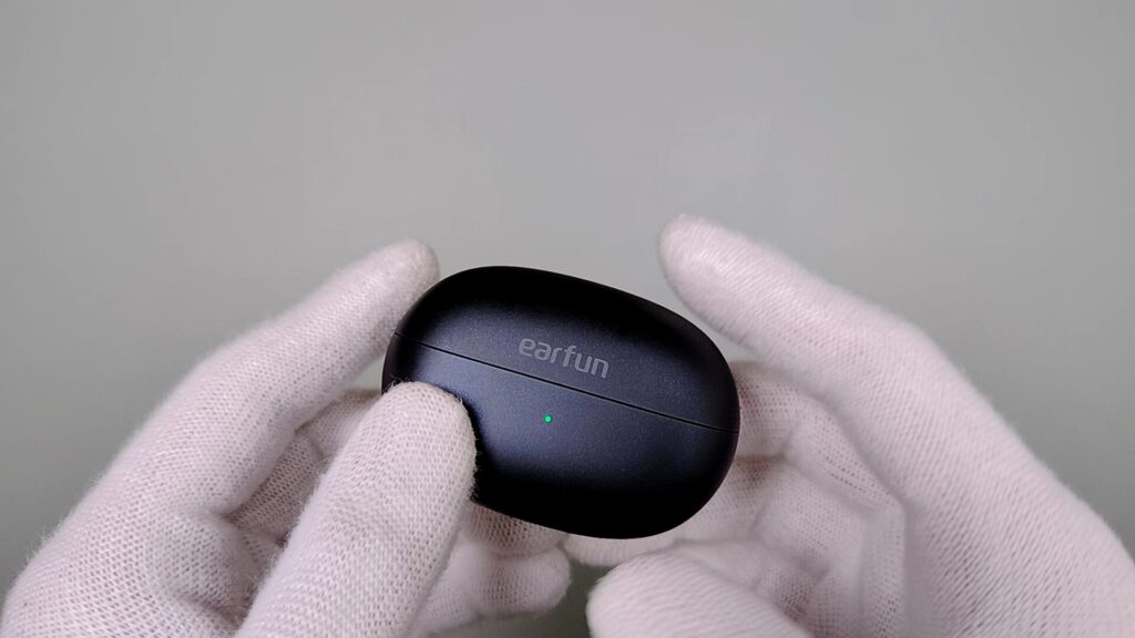 earfun-clip-2-charging-case-logo-indicator
