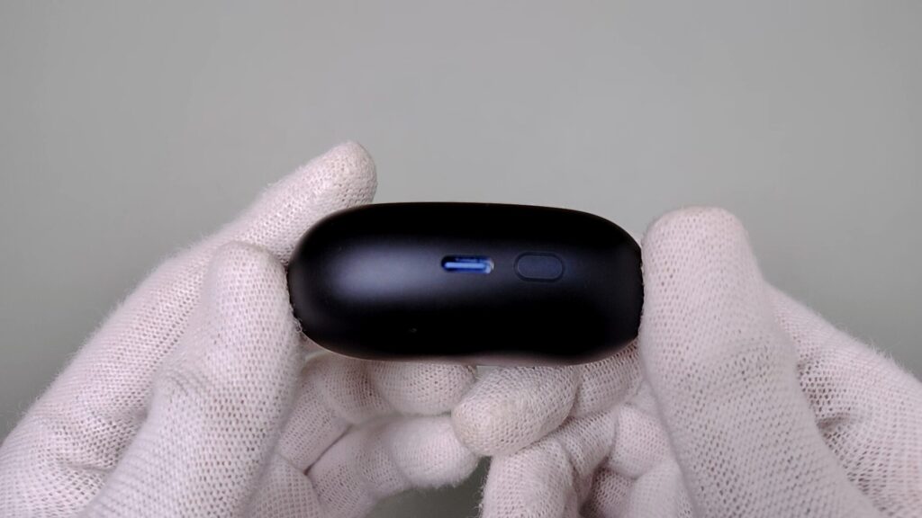 earfun-clip-2-charging-case-bottom