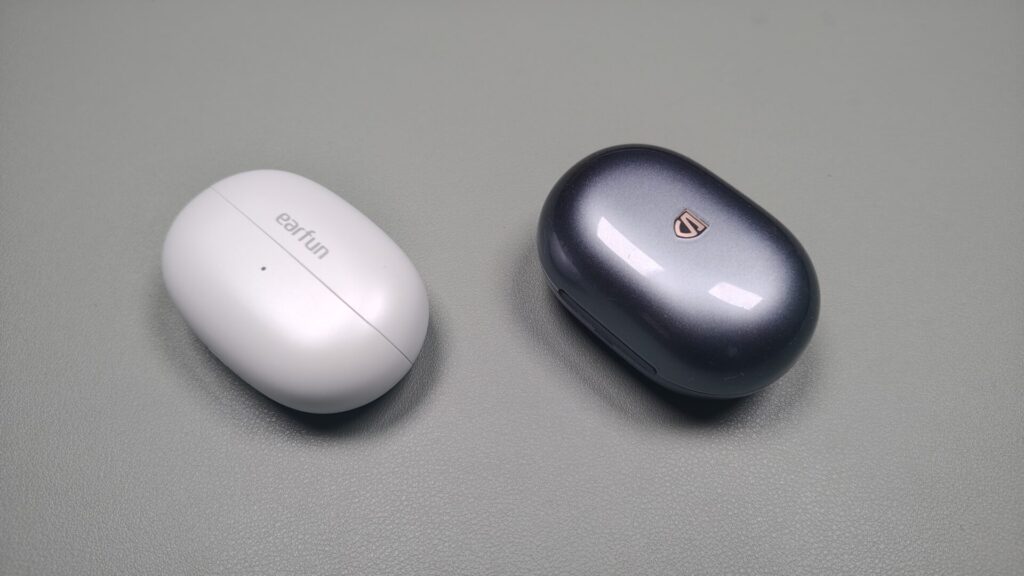 earfun-clip-2-vs-soundpeats-clip1-charging-case