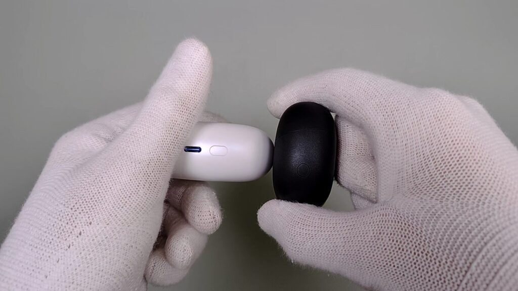 earfun-clip-2-vs-soundpeats-uu2-ear-cuff-earphones-charging-case-button