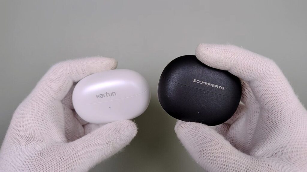 earfun-clip-2-vs-soundpeats-uu2-ear-cuff-earphones-charging-case