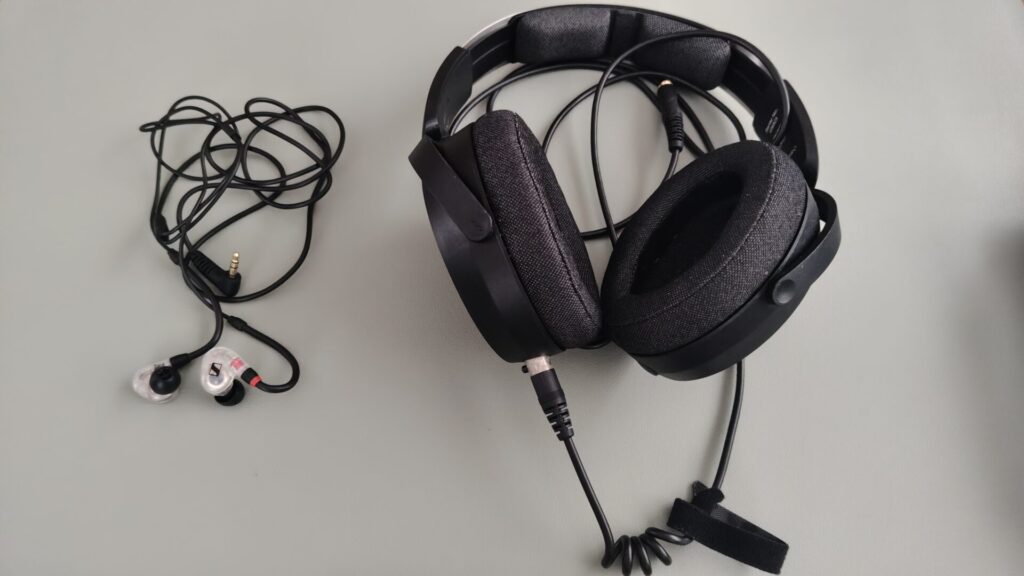 sennheiser-ie-100-pro-vs-sennheiser-hd-490-pro-plus