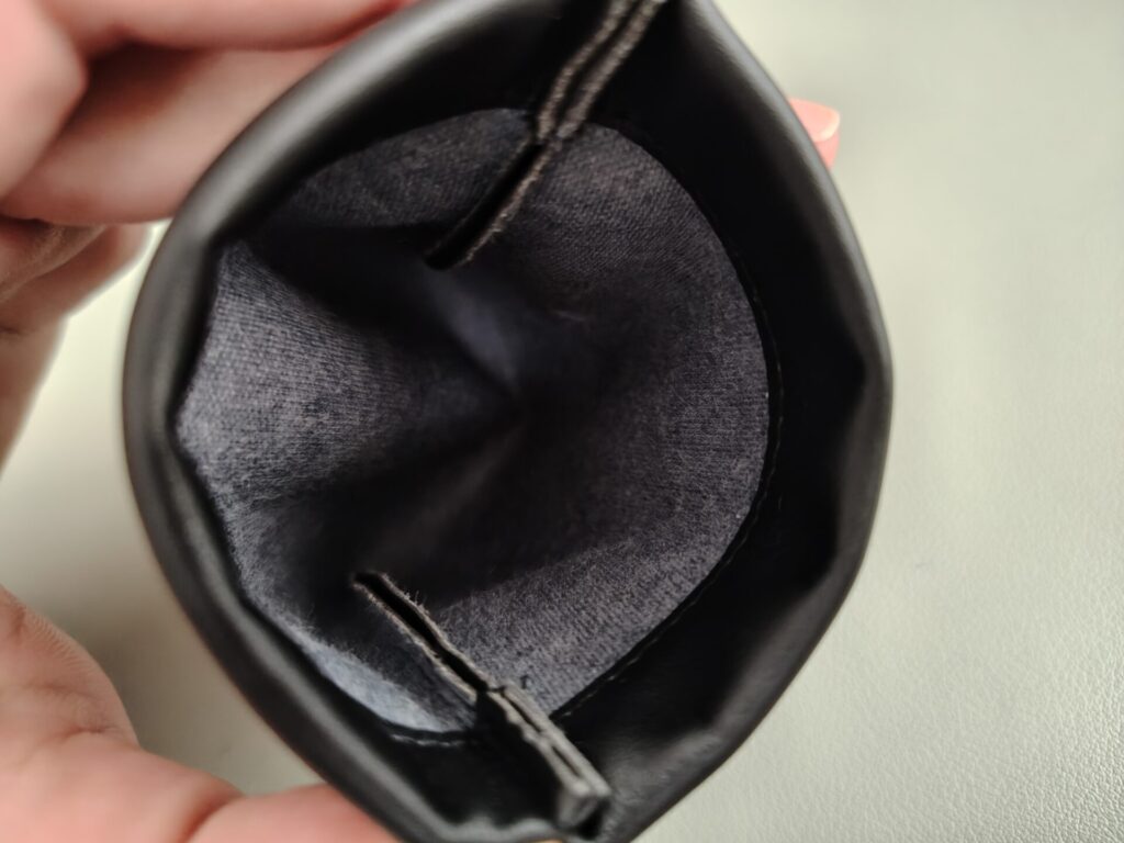 sennheiser-ie-100-pro-pouch-opened