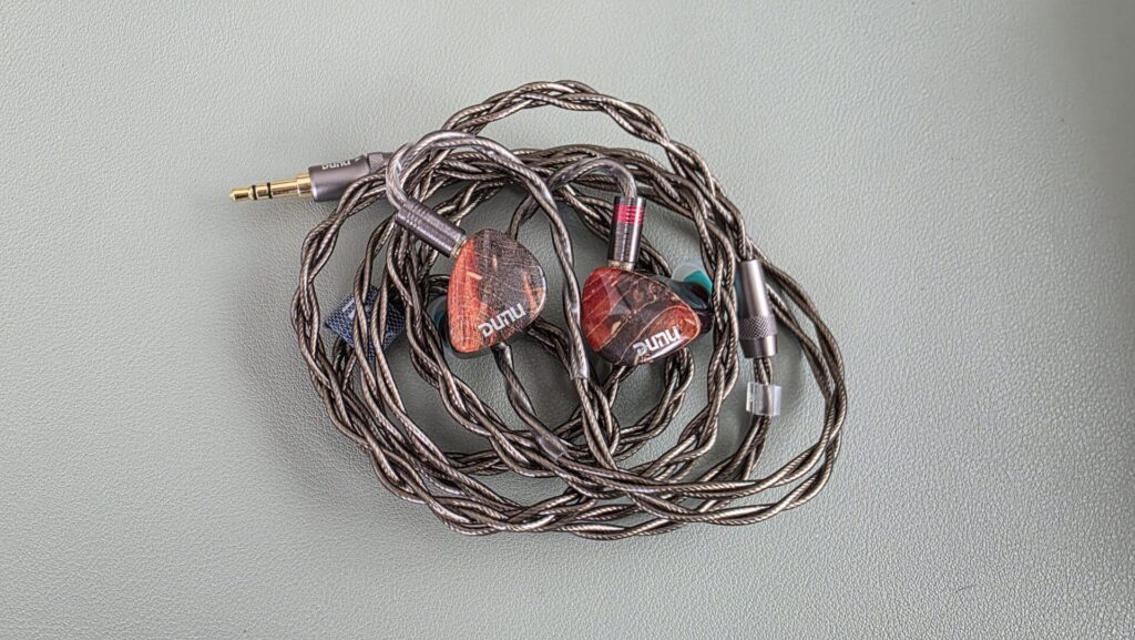 dunu-davinci-with-cable